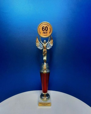 Приз Ника на красном пьедестале